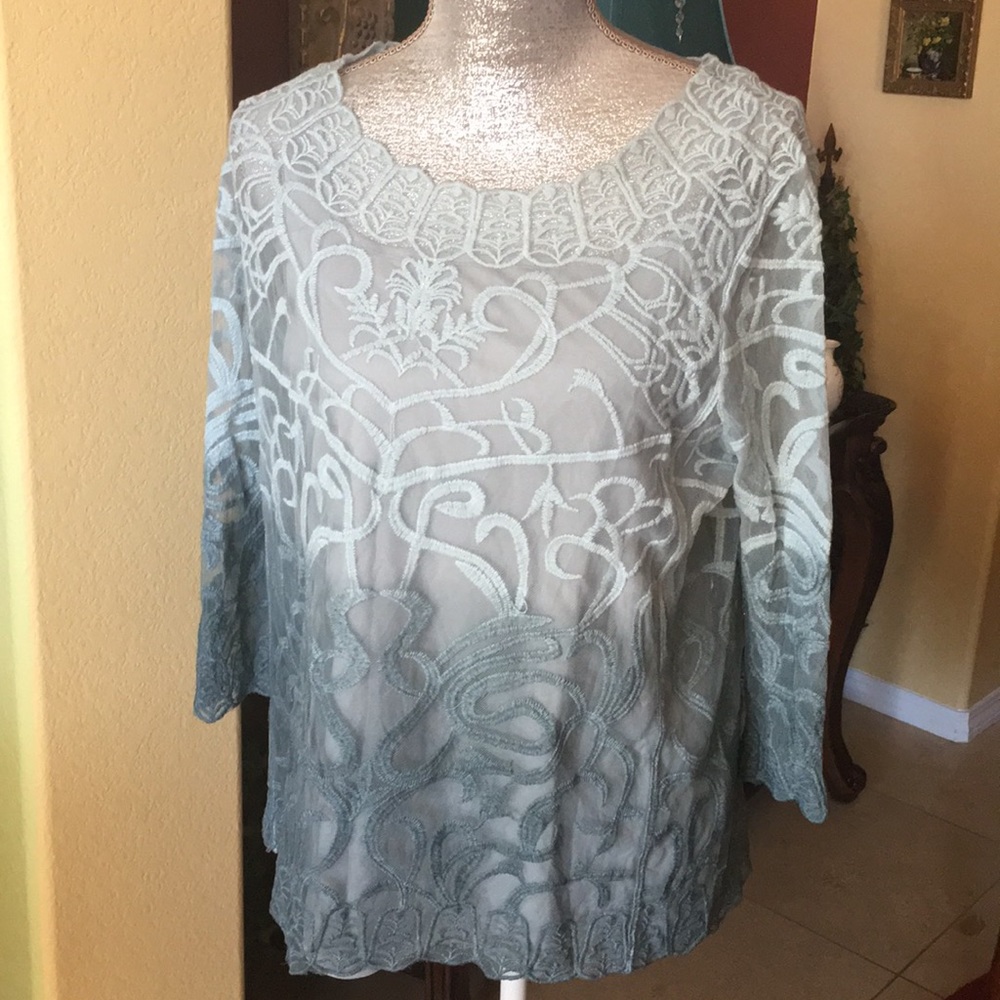 BRAND NEW TOP